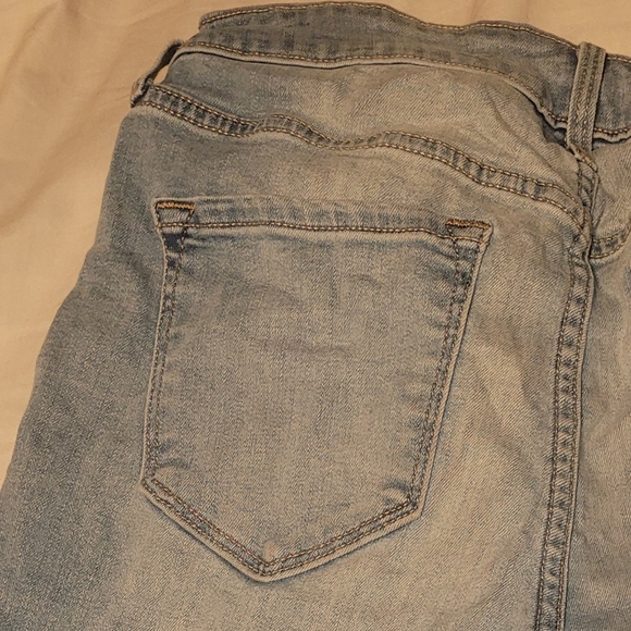 OLD NAVY MIDRISE CAPRI - Picture 3 of 4